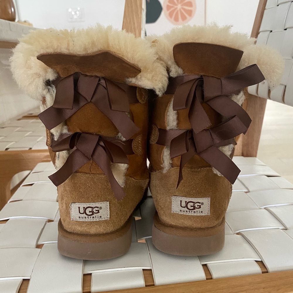 Bow Ugg’s size 6 women’s
